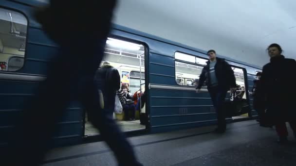 Vlak dorazí do moscowskaya stanice metra v Moskvě — Stock video