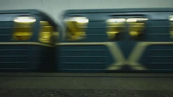 モスクワの moscowskaya 地下鉄駅に到着した列車 — ストック動画