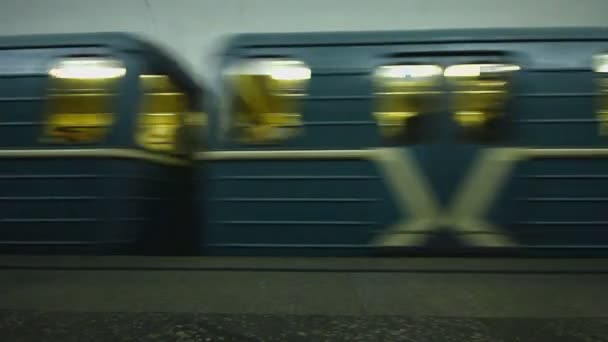 Moscowskaya metro istasyonu, Moskova Tren geldiğinde — Stok video