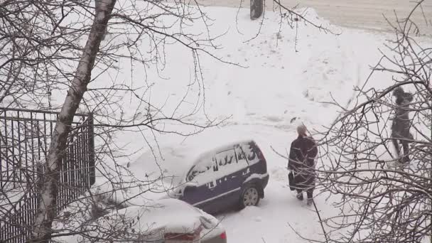 在白雪皑皑的街道上走 — 图库视频影像