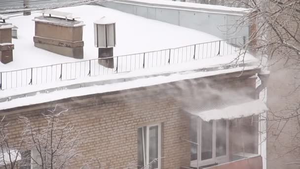 Telhados de casas são cobertos com neve branca, lapso de tempo — Vídeo de Stock