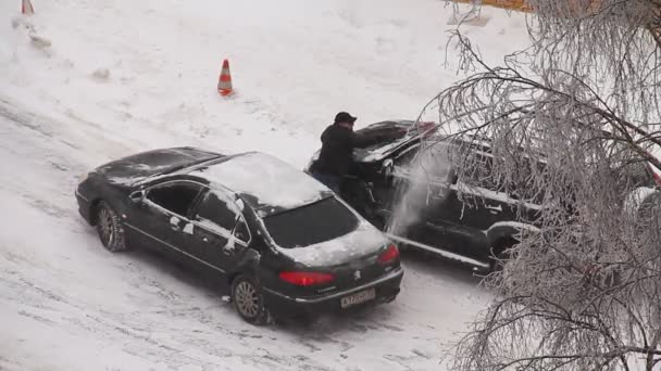 男子清洗一辆车从雪 — 图库视频影像