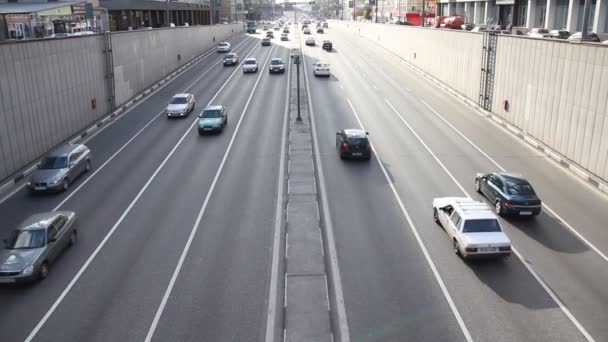 Coches en la carretera — Vídeos de Stock