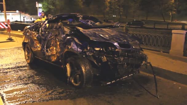 Auto wurde aus dem Fluss gezogen und auf die Oberfläche gelegt — Stockvideo