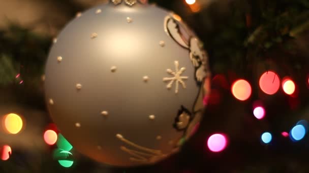 Kerstdecoratie op kerstboom — Stockvideo