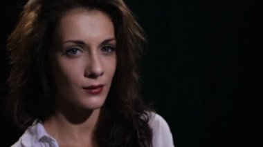 Kız kameraya bakıyor.