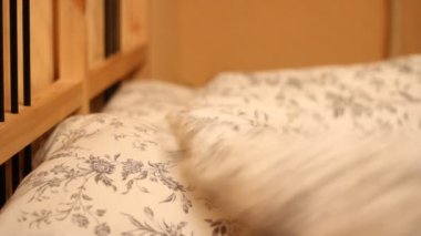 yatağında uyuyan adam