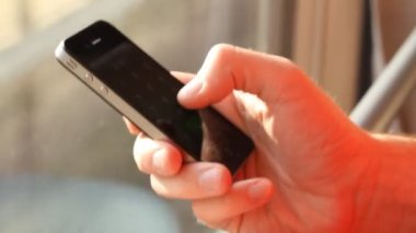 trendeki telefon ile adam