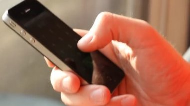 trendeki telefon ile adam