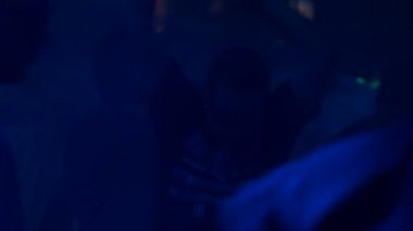 genç, gece kulübünde iyi vakit vardır