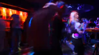 genç, gece kulübünde iyi vakit vardır