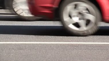Otobanda araba sürüyor.
