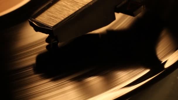 Närbild foto av en penna på en vinyl lp skiva — Stockvideo