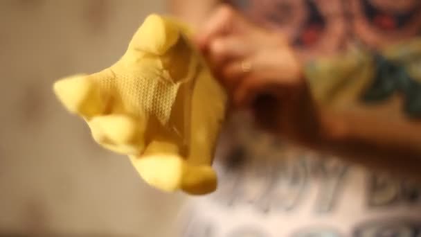 Kvinna med handskar — Stockvideo