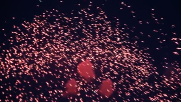 Viering van verlichting af grote vuurwerk 's nachts. — Stockvideo