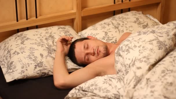 Hombre durmiendo en su cama — Vídeos de Stock