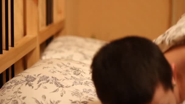 Hombre durmiendo en su cama — Vídeos de Stock