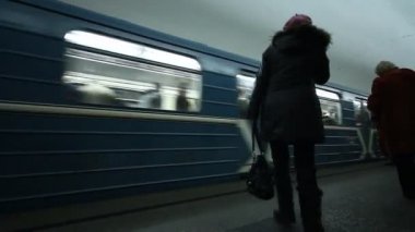 yolcu gelir ve metro istasyonu terk