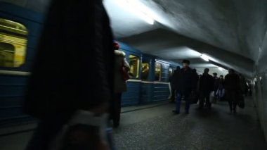 yolcu gelir ve metro istasyonu terk