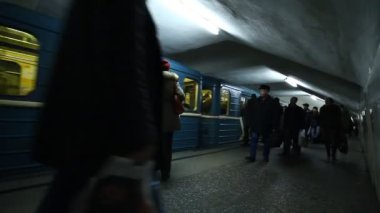 yolcu gelir ve metro istasyonu terk