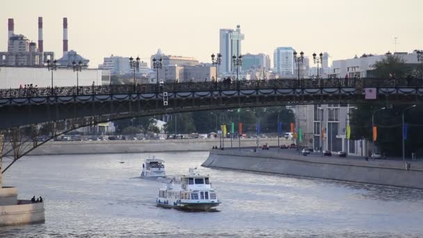Caminando en un barco en San Petersburgo — Vídeos de Stock