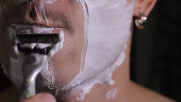 Чоловік голить крупним планом — стокове відео