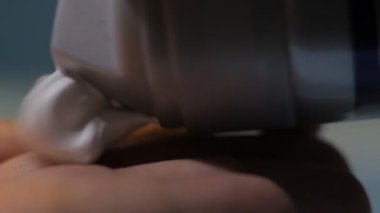 tıraş kremi el yakın çekim