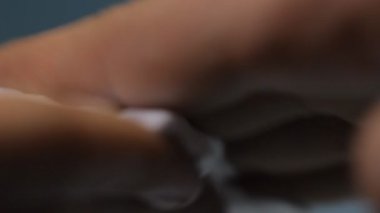 tıraş kremi el yakın çekim