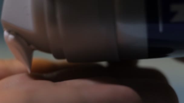 Crème à raser main fermer 