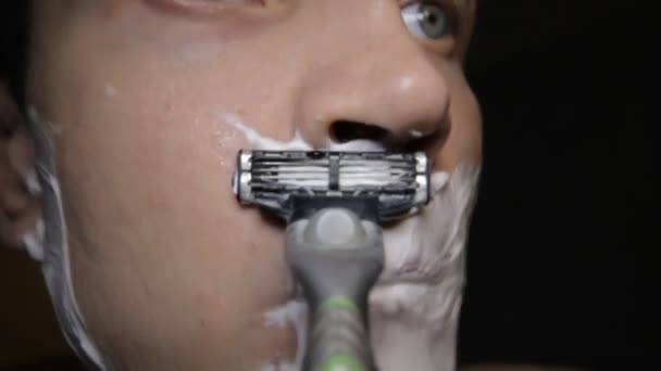 Гоління бритвою Pov крупним планом — стокове відео