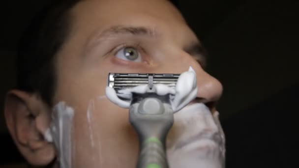 Гоління бритвою Pov крупним планом — стокове відео