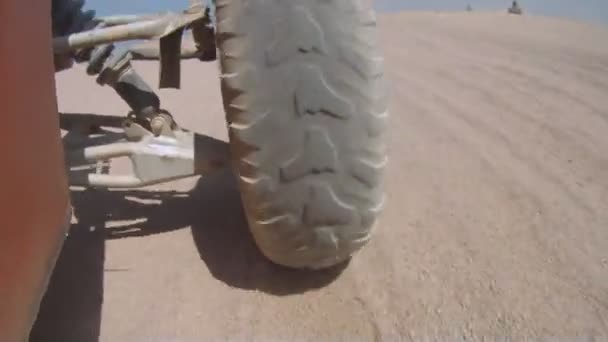 Buggy in de woestijn — Stockvideo