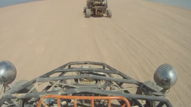 Баггі в пустелі — стокове відео