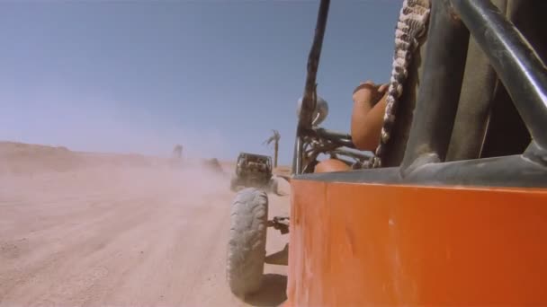 Buggy no deserto — Vídeo de Stock