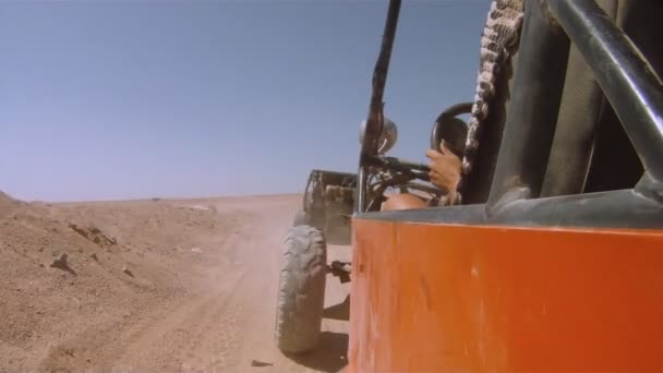 Buggy en el desierto — Vídeo de stock