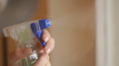 kadın pencereyi temizliyor