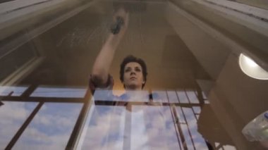 kadın temizlik pencere zaman atlamalı