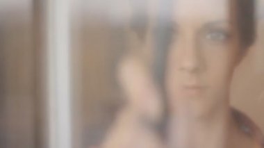 kadın temizlik pencere dizisi