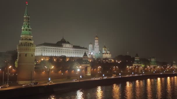 Noche Kremlin Embankment — Vídeo de stock