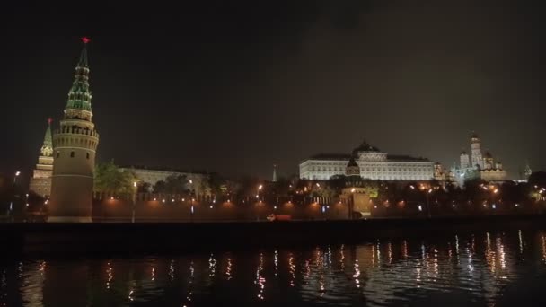 Night Kremlin Embankment panorama — Stock Video