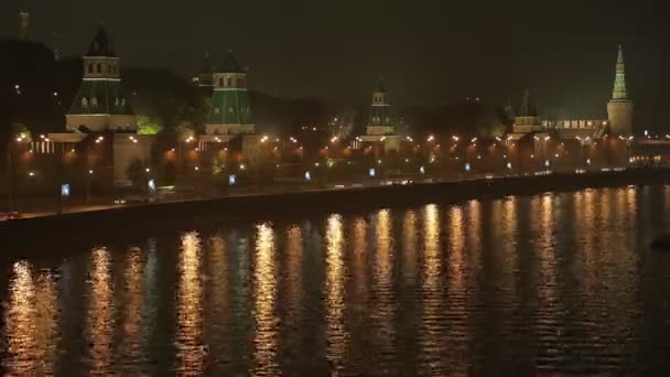 Zeitraffer bei Nacht am Kreml-Damm — Stockvideo