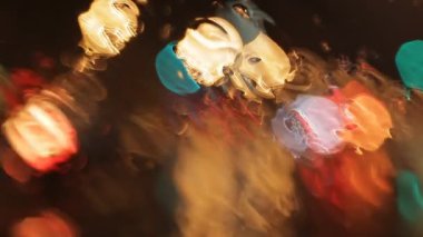 defocused araba penceresi yağmur gece arka plan