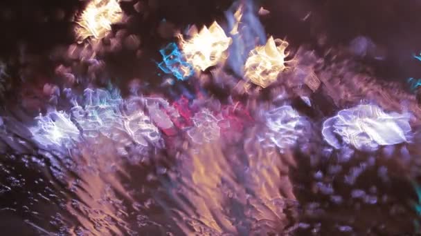 Fenêtre de voiture pluie nuit fond déconcentré 