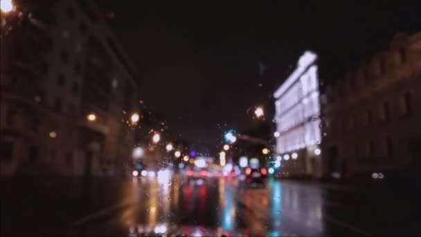 Auto okna déšť v noci pozadí rozostření v pohybu — Stock video