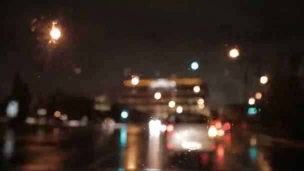 Coche ventana lluvia noche fondo desenfocado en movimiento tiempo lapso — Vídeos de Stock