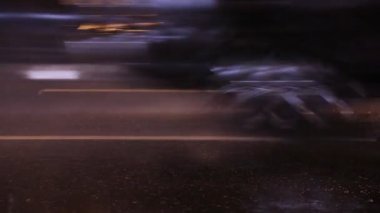 gece yağmur sesi arabalar gitmek