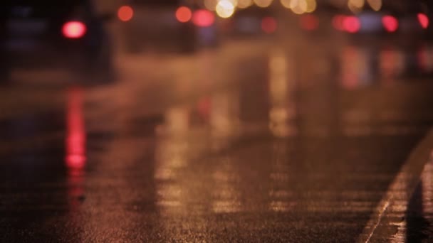 Los coches van por la noche bajo la lluvia — Vídeo de stock