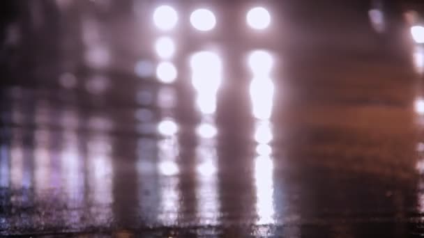 Los coches van por la noche bajo la lluvia — Vídeos de Stock