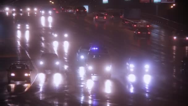 Αυτοκίνητα πάνε το βράδυ στον ήχο βροχή — Αρχείο Βίντεο