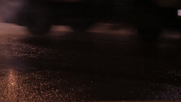 Los coches van por la noche bajo la lluvia — Vídeo de stock